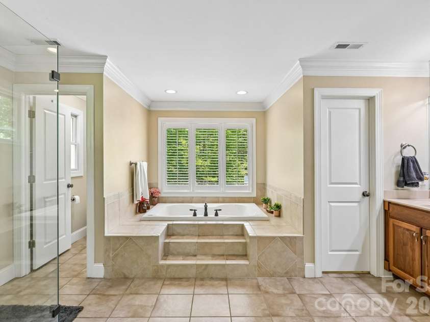 209 37th Avenue Place, Hickory, NC 28601.  MLS# CAR4358488, YatesRealty ID 14454. 