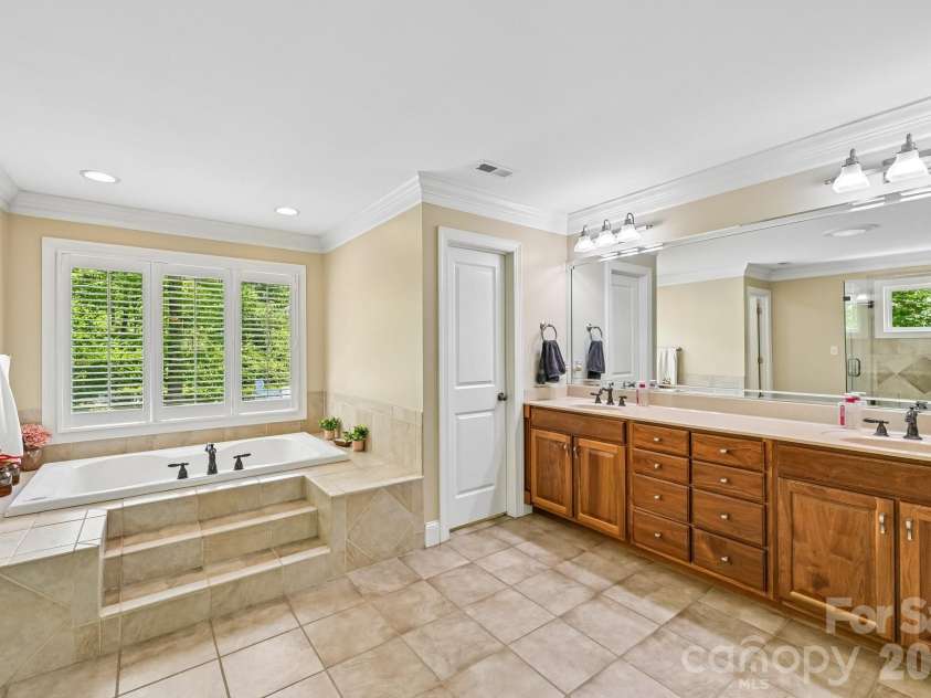 209 37th Avenue Place, Hickory, NC 28601.  MLS# CAR4358488, YatesRealty ID 14454. 