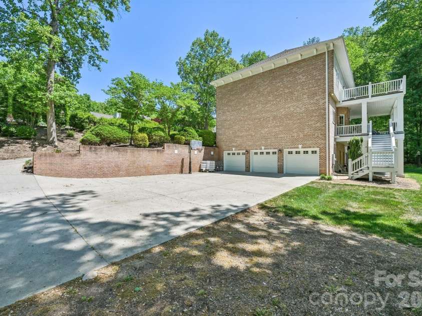 209 37th Avenue Place, Hickory, NC 28601.  MLS# CAR4358488, YatesRealty ID 14454. 