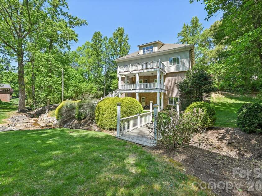 209 37th Avenue Place, Hickory, NC 28601.  MLS# CAR4358488, YatesRealty ID 14454. 