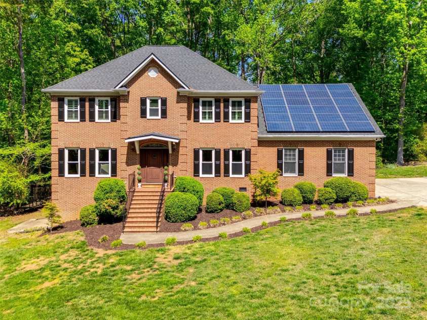 7122 Forest Ridge Road, Matthews, NC 28104.  MLS# CAR4249033, YatesRealty ID 14454. 
