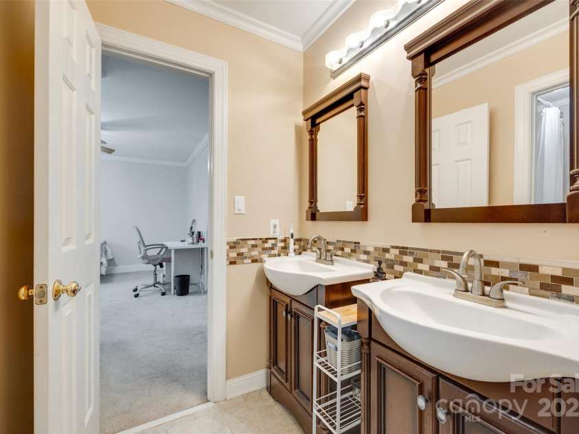 7122 Forest Ridge Road, Matthews, NC 28104.  MLS# CAR4249033, YatesRealty ID 14454. Jack and Jill