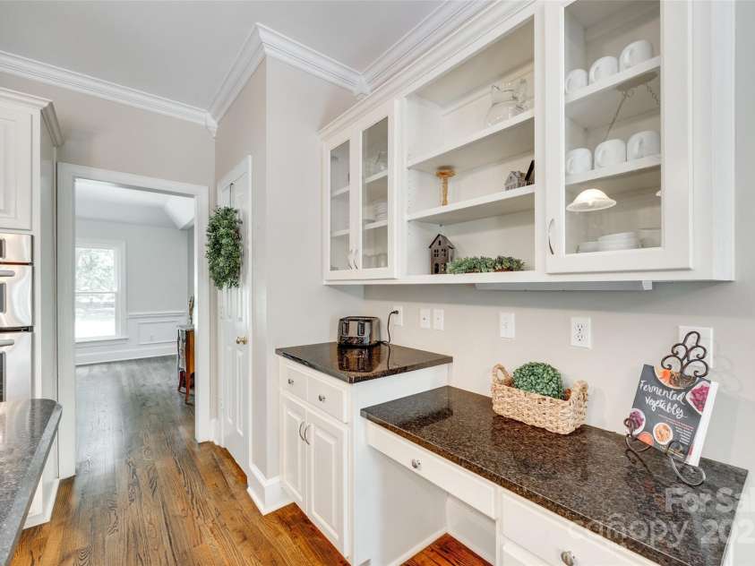 7122 Forest Ridge Road, Matthews, NC 28104.  MLS# CAR4249033, YatesRealty ID 14454. Kitchen