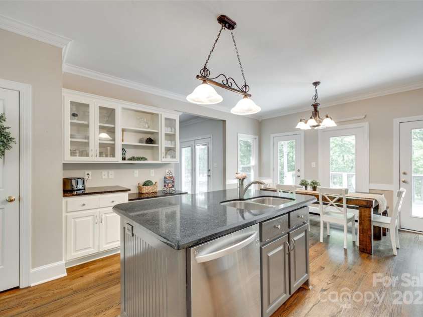 7122 Forest Ridge Road, Matthews, NC 28104.  MLS# CAR4249033, YatesRealty ID 14454. Kitchen Island