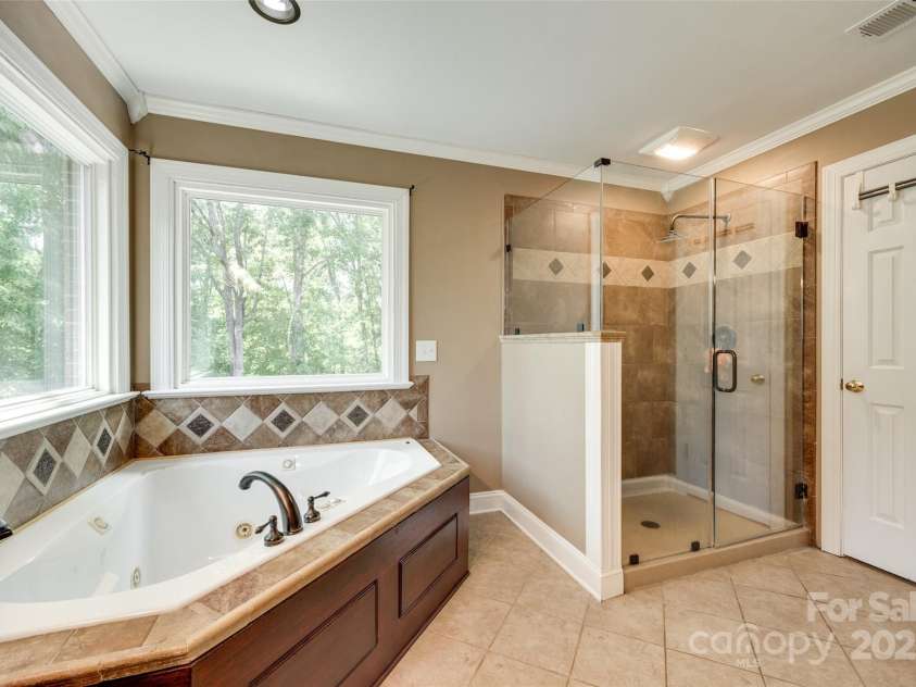 7122 Forest Ridge Road, Matthews, NC 28104.  MLS# CAR4249033, YatesRealty ID 14454. Master Bath