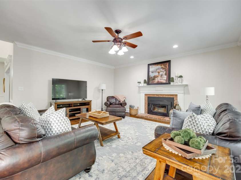 7122 Forest Ridge Road, Matthews, NC 28104.  MLS# CAR4249033, YatesRealty ID 14454. Spacious Living Room