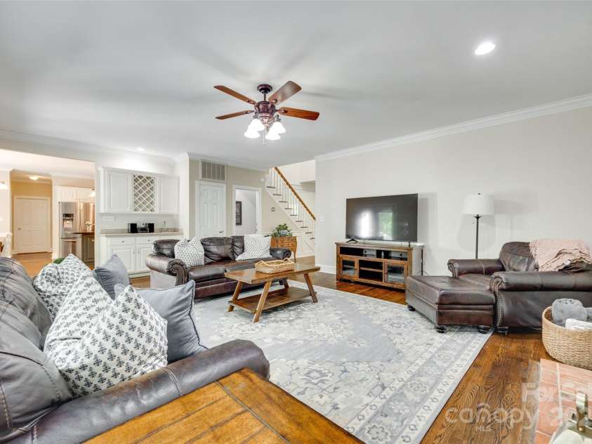 7122 Forest Ridge Road, Matthews, NC 28104.  MLS# CAR4249033, YatesRealty ID 14454. Spacious Living Room