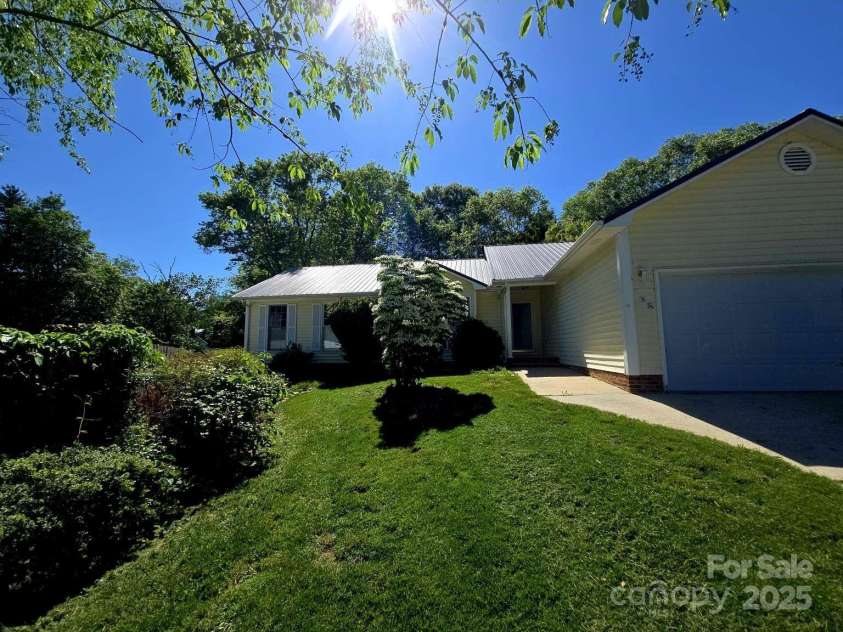 15 Primrose Lane, Asheville, NC 28805.  MLS# CAR4234241, YatesRealty ID 14456. 