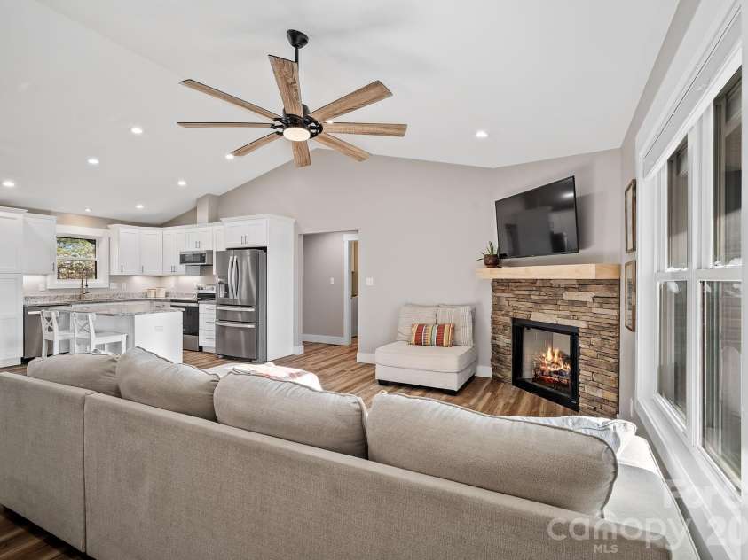 61 Sky Top View, Marshall, NC 28753.  MLS# CAR4338638, YatesRealty ID 14456. 