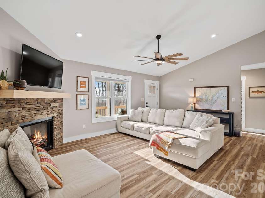 61 Sky Top View, Marshall, NC 28753.  MLS# CAR4338638, YatesRealty ID 14456. 