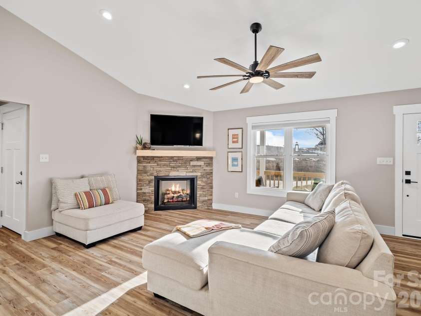 61 Sky Top View, Marshall, NC 28753.  MLS# CAR4338638, YatesRealty ID 14456. 