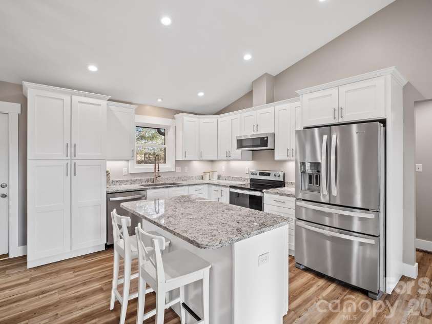 61 Sky Top View, Marshall, NC 28753.  MLS# CAR4338638, YatesRealty ID 14456. 