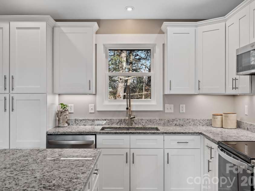 61 Sky Top View, Marshall, NC 28753.  MLS# CAR4338638, YatesRealty ID 14456. 