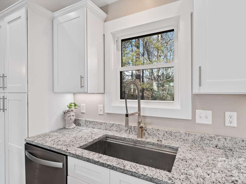 61 Sky Top View, Marshall, NC 28753.  MLS# CAR4338638, YatesRealty ID 14456. 