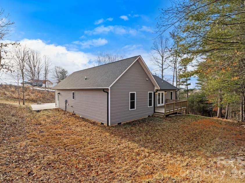 61 Sky Top View, Marshall, NC 28753.  MLS# CAR4338638, YatesRealty ID 14456. 