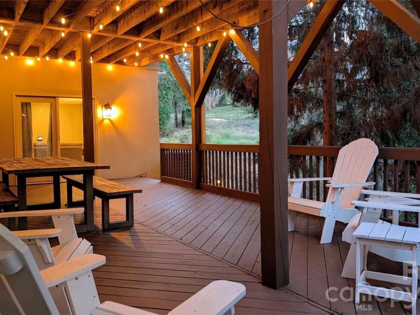 560 20th Avenue Court, Hickory, NC 28601.  MLS# CAR4323314, YatesRealty ID 14457. 