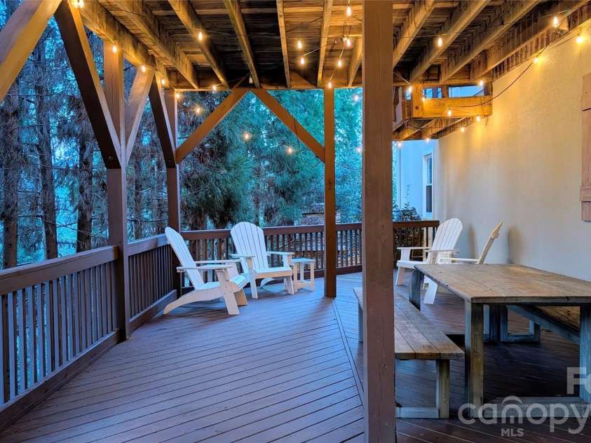 560 20th Avenue Court, Hickory, NC 28601.  MLS# CAR4323314, YatesRealty ID 14457. 