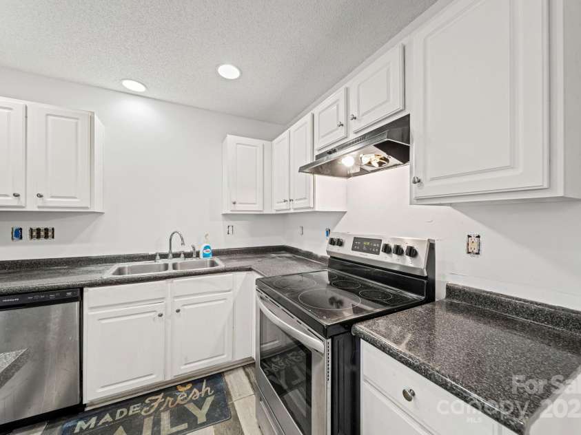 6766 Cypress Tree Lane, Charlotte, NC 28215.  MLS# CAR4330587, YatesRealty ID 1446. 