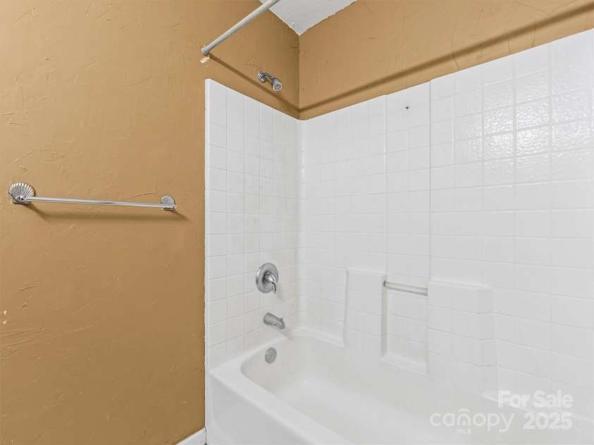 316 Big Raven Lane, Saluda, NC 28773.  MLS# CAR4254113, YatesRealty ID 14461. 