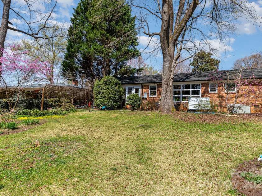 1041 Cutler Place, Charlotte, NC 28205.  MLS# CAR4237172, YatesRealty ID 14465. 
