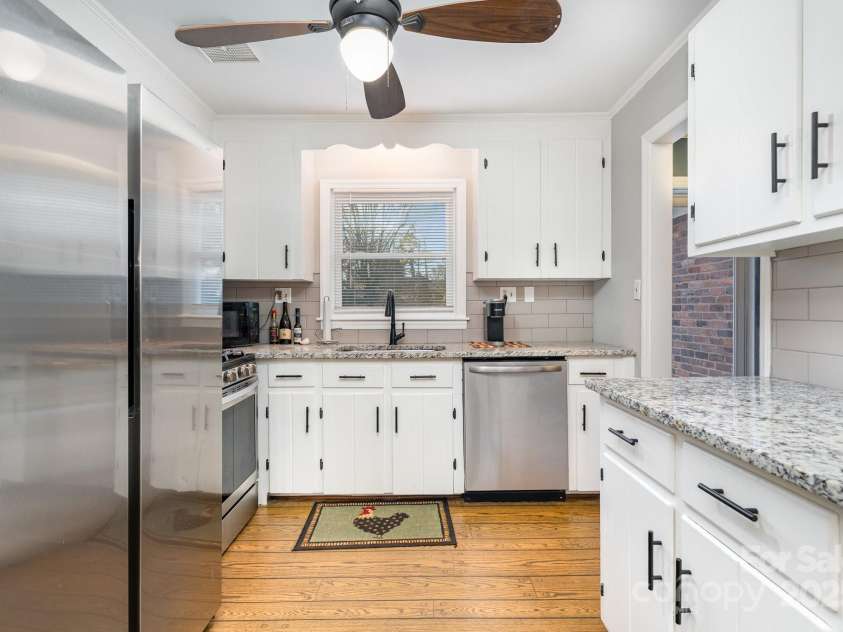 1041 Cutler Place, Charlotte, NC 28205.  MLS# CAR4237172, YatesRealty ID 14465. 