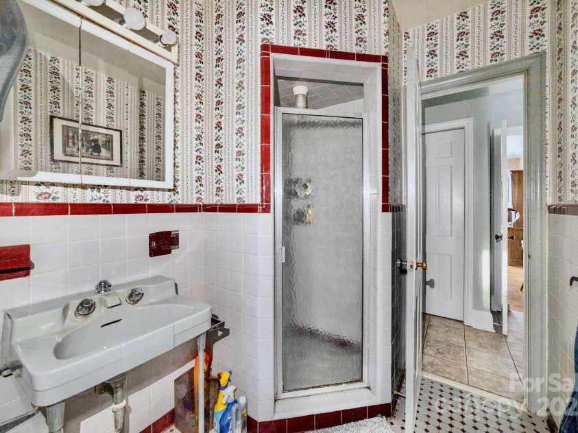 401 Inman Avenue, Bessemer City, NC 28016.  MLS# CAR4224332, YatesRealty ID 1447. 