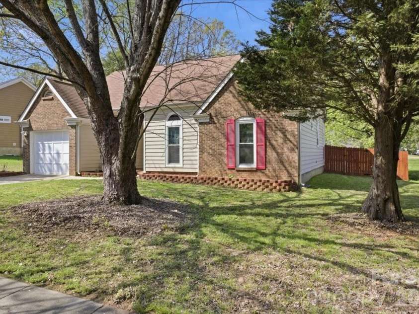 2917 Dellinger Drive, Charlotte, NC 28269.  MLS# CAR4360696, YatesRealty ID 14471. 