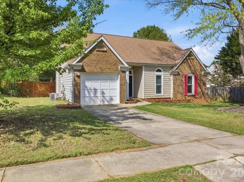 2917 Dellinger Drive, Charlotte, NC 28269.  MLS# CAR4360696, YatesRealty ID 14471. 