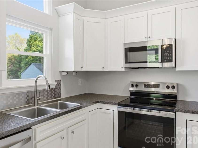 2917 Dellinger Drive, Charlotte, NC 28269.  MLS# CAR4360696, YatesRealty ID 14471. 