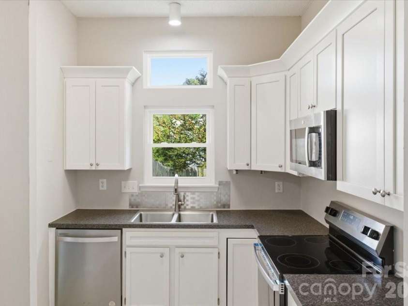 2917 Dellinger Drive, Charlotte, NC 28269.  MLS# CAR4360696, YatesRealty ID 14471. 