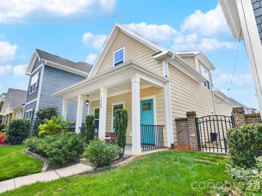 7544 Fairway Villa Circle, Denver, NC 28037.  MLS# CAR4368325, YatesRealty ID 14472. 