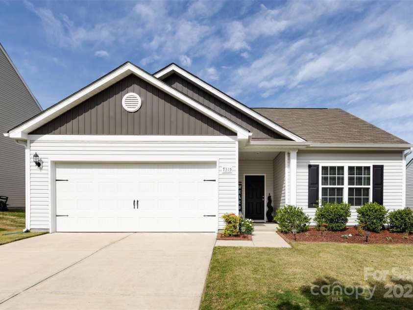 7315 Amberly Hills Road, Charlotte, NC 28215.  MLS# CAR4258030, YatesRealty ID 14473. 