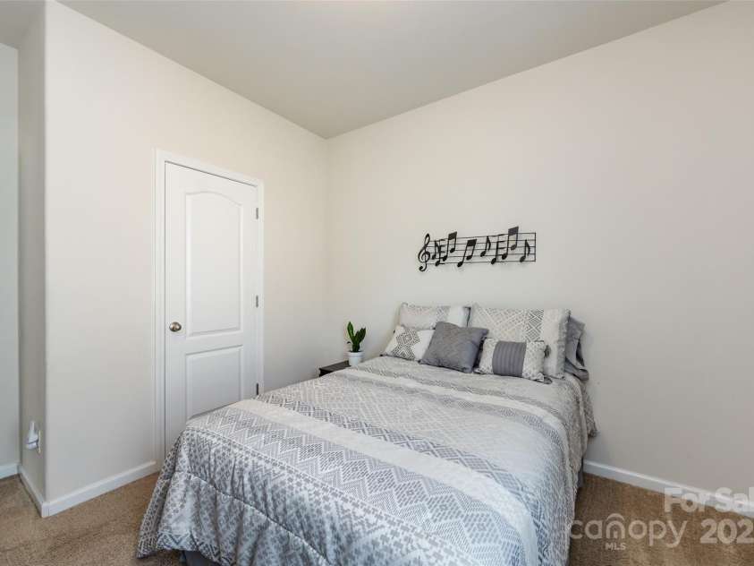 7315 Amberly Hills Road, Charlotte, NC 28215.  MLS# CAR4258030, YatesRealty ID 14473. 