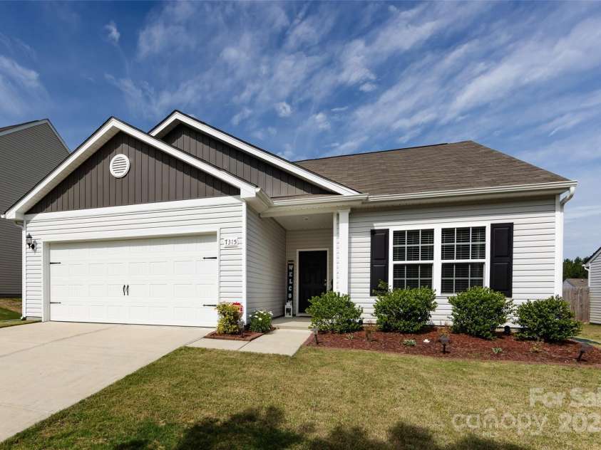7315 Amberly Hills Road, Charlotte, NC 28215.  MLS# CAR4258030, YatesRealty ID 14473. Welcome Home to 7315 Amberly Hills Rd