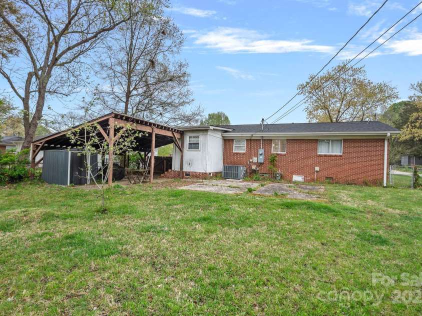 4314 Oak Forest Drive, Charlotte, NC 28215.  MLS# CAR4251094, YatesRealty ID 14476. 