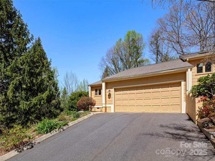 101 Beaver Ridge Road, Asheville, NC 28804.  MLS# CAR4246008, YatesRealty ID 14477. 