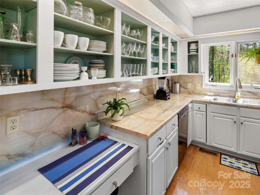 101 Beaver Ridge Road, Asheville, NC 28804.  MLS# CAR4246008, YatesRealty ID 14477. 