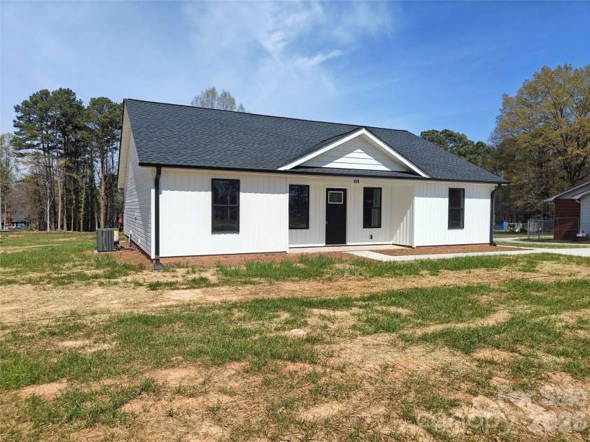 450 Ridge Road, Salisbury, NC 28144.  MLS# CAR4303502, YatesRealty ID 14479. 