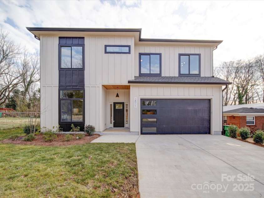 2511 Dundeen Street, Charlotte, NC 28216.  MLS# CAR4221971, YatesRealty ID 14481. 