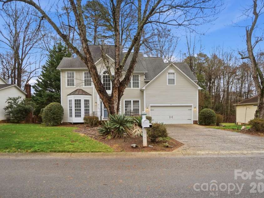 8725 Londonshire Drive, Charlotte, NC 28216.  MLS# CAR4347293, YatesRealty ID 14483. 