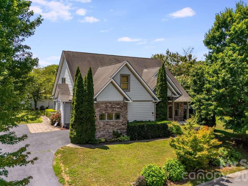 4 AMARETTO Drive, Candler, NC 28715.  MLS# CAR4364871, YatesRealty ID 14484. 