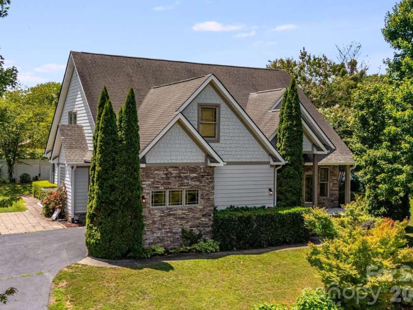 4 AMARETTO Drive, Candler, NC 28715.  MLS# CAR4364871, YatesRealty ID 14484. 