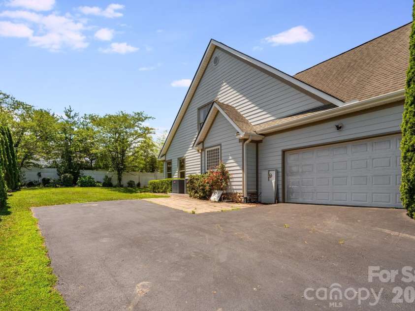 4 AMARETTO Drive, Candler, NC 28715.  MLS# CAR4364871, YatesRealty ID 14484. 