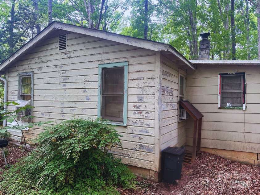 2206 Meadow Road, Clover, SC 29710.  MLS# CAR4260347, YatesRealty ID 14488. 