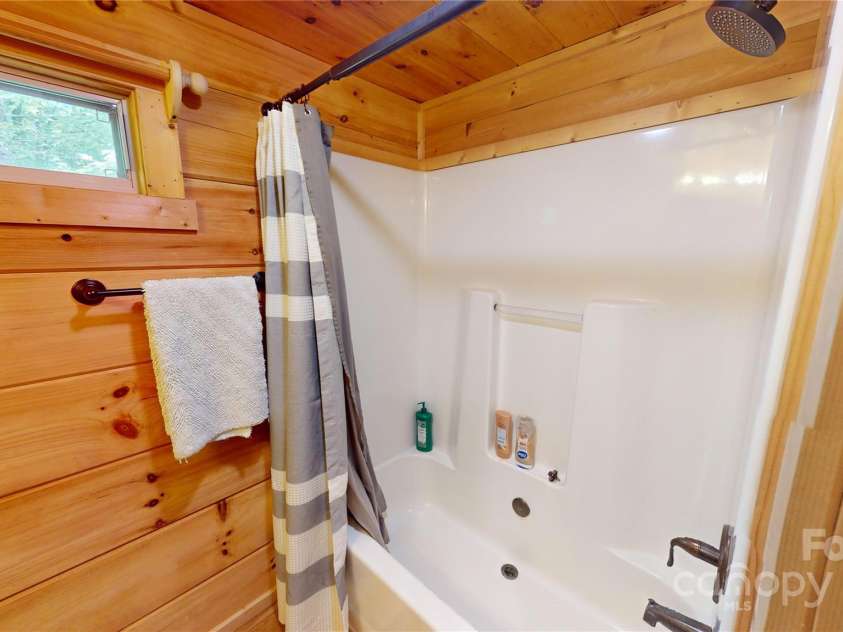 78 Smiling Fox Trail, Brevard, NC 28712.  MLS# CAR4176816, YatesRealty ID 1449. Cabins bathroom/shower