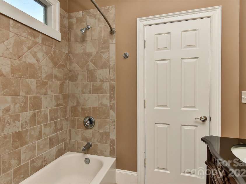 505 South Street, Gastonia, NC 28052.  MLS# CAR4248301, YatesRealty ID 14490. Bathroom 4
