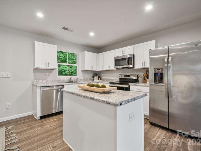 5008 Winding Jordan Lane, Charlotte, NC 28269.  MLS# CAR4187449, YatesRealty ID 14492. 