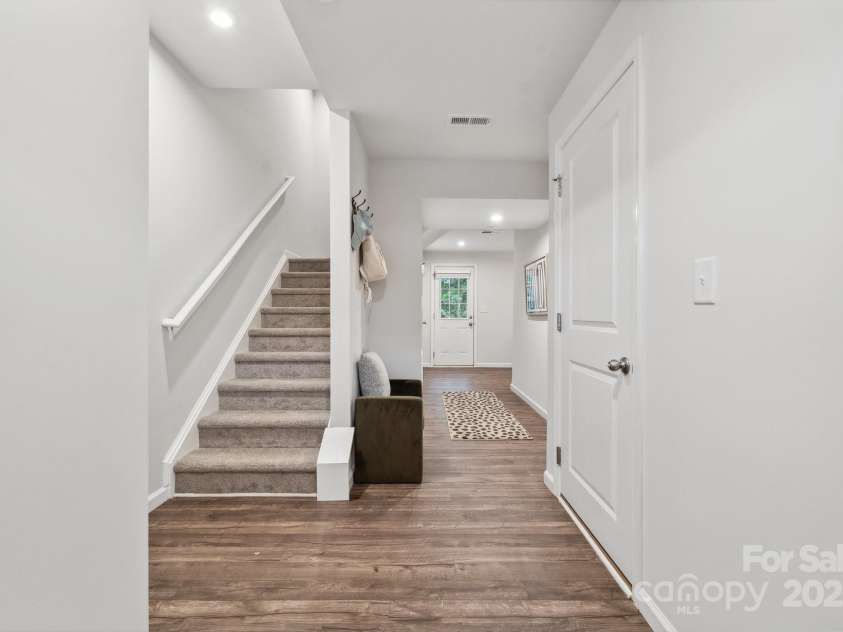 5008 Winding Jordan Lane, Charlotte, NC 28269.  MLS# CAR4187449, YatesRealty ID 14492. Enrtyway