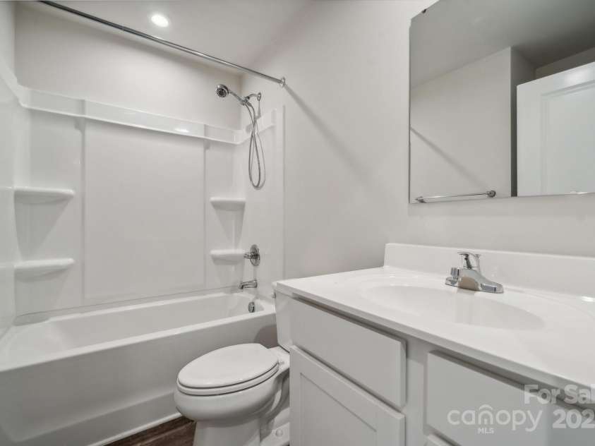 5008 Winding Jordan Lane, Charlotte, NC 28269.  MLS# CAR4187449, YatesRealty ID 14492. Full Bath