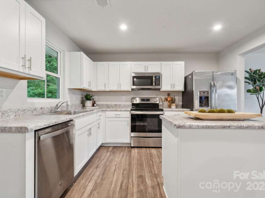 5008 Winding Jordan Lane, Charlotte, NC 28269.  MLS# CAR4187449, YatesRealty ID 14492. Open Kitchen